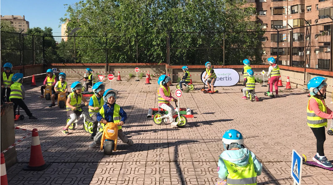 Nos divertimos aprendiendo educación vial en el cole