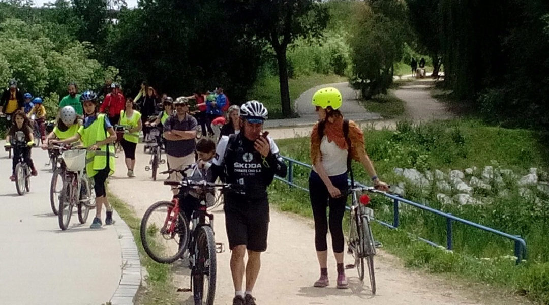 Pedaleando o a pie. El siglo se mueve saludable