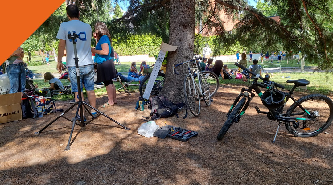 Último taller de autorreparación y escuela de bicis del curso